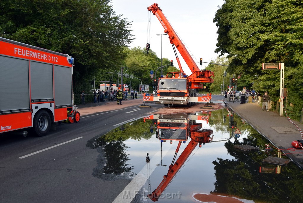 TLF 4 umgestuerzt Koeln Bocklemuend Ollenhauer Ring Militaerringstr P095.JPG - Miklos Laubert